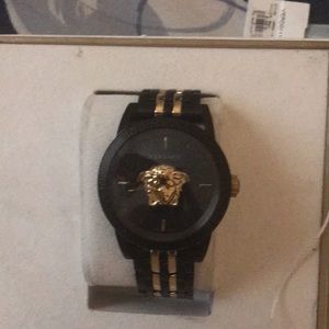 I’m selling my brand new Versace watch